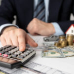 assortimento-di-elementi-di-affari-di-finanza-con-uomo-d-affari
