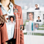 donna-selezionando-immagini-di-persone