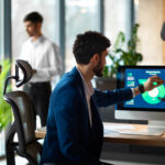 persone-in-ufficio-che-analizzano-e-controllano-i-grafici-finanziari